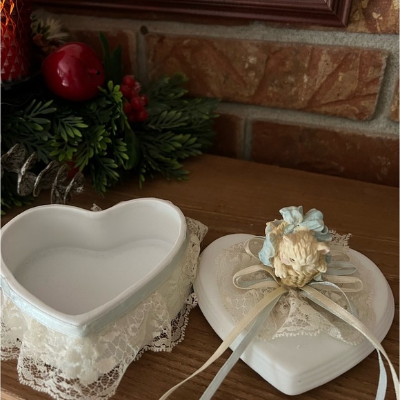 Rare Vintage 1970’s Porcelain
Kitty Heart Lace Trinket Box‼️FINAL SALE Price - Picture 4 of 6
